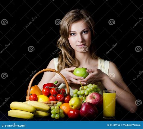 Mooi Meisje Met Fruit En Groenten Stock Foto Image Of Gezondheid