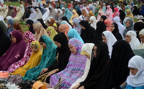 Eid 2013 Millions Of Worshippers Gather To Celebrate The Finish Of