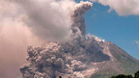 Volcanic Eruption Mount Merapi Spews Lava And Ash Video News In