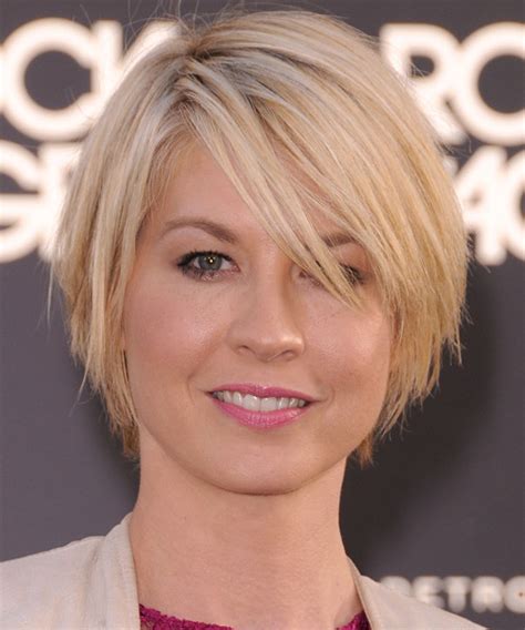 jenna elfman short straight casual layered bob hairstyle with side swept bangs light champagne