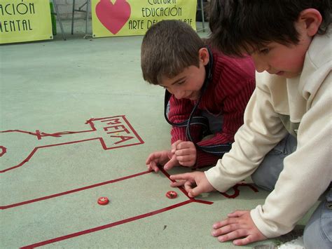 Japón cuenta con innumerables juegos que han ido pasando de generación en generación. Kosmopolita Comunicació: Juegos Tradicionales