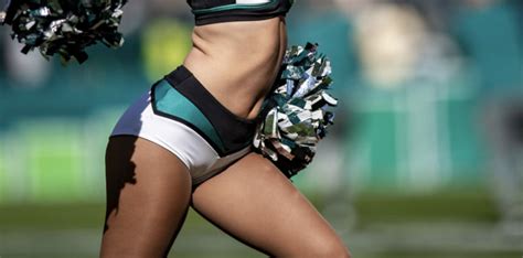 Nfl World Reacts To The Eagles Cheerleader Video The Spun