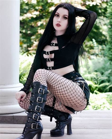 Pin By Azieyah On Poses Dark Beauty Fashion Punk Style Outfits Hot Goth Girls