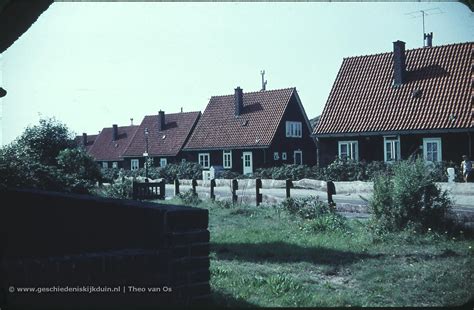 De geprefabriceerde woningen werden in onderdelen vanuit oostenrijk aan nederland geleverd en door lokale aannemers opgebouwd. Oostenrijkse woningen Kijkduin |Geschiedenis Kijkduin