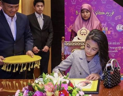 Prince mohamed pengiran anak isteri pengiran anak hajah zariah. Anak Azrinaz, Puteri Ameerah pelajar sekolah antarabangsa ...