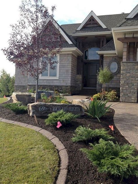 30 Front Yard Farmhouse Landscaping Ideas