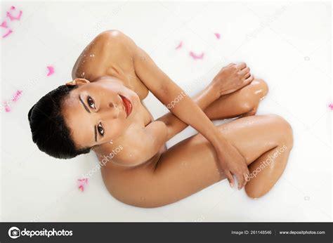 Atractiva Mujer Desnuda Acostada Ba O Leche Vista Frontal Fotograf A De Stock Yayimages