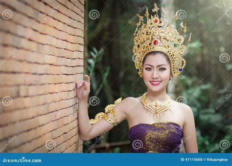 Thaise Vrouwen In Nationaal Kostuum Stock Foto Image Of Aziatisch Kleurrijk 41115668