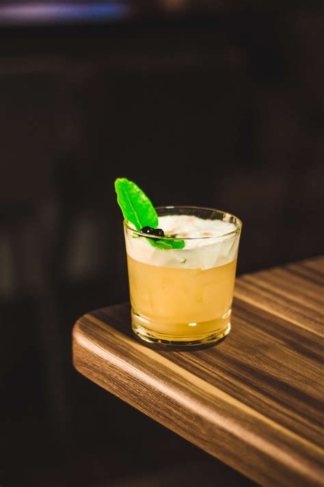 Sours are mixed drinks containing a base liquor, lemon or lime juice, and a sweetener (simple syrup or orgeat syrup). Whisky Sour Cocktail Recept - DirckIII
