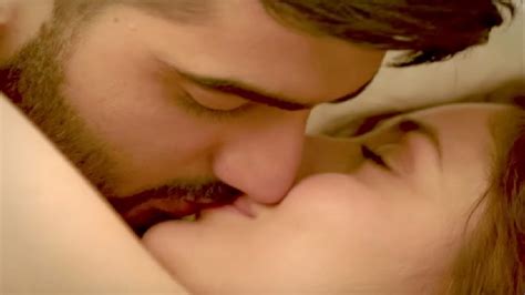 Kareena Kapoor Kiss Arjun Kapoor In Ki And Ka YouTube