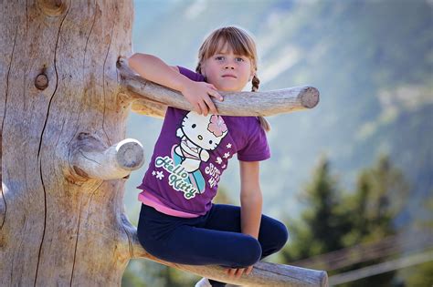 無料画像 木 自然 女の子 遊びます 冒険 ログ 春 青 登る 楽しい 幼児 でる 体操 写真撮影 人間の位置 2000x1333 702067