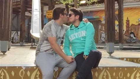 dos hombres besándose la respuesta de la comunidad gay al ataque en orlando en las redes