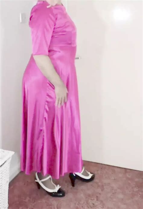 Британская шлюшка Nottstvslut в очень блестящем розовом атласном бальном платье Xhamster