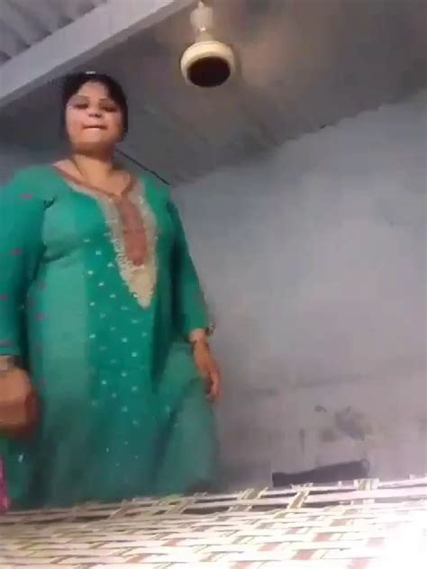 Paki Milf Showing Pussy