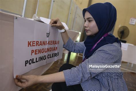 Suruhanjaya pilihan raya malaysia (spr) telah menyediakan satu laman web yang membolehkan anda menyemak daftar pemilih yang selain semakan daftar pemilih, aplikasi ini juga menyediakan kemudahan untuk menyemak nama calon yang bertanding dan juga keputusan pilihan raya. Daily Life - Persiapan Terakhir SPR di Pusat Mengundi