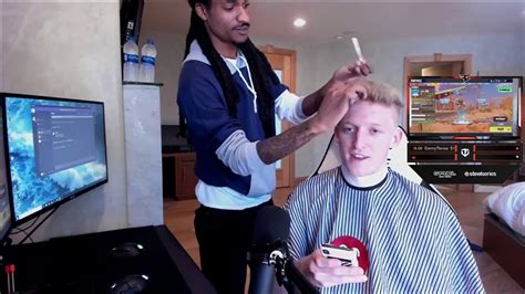 Fortnite Pro Tfue Wins Solo Match While Getting Haircut 😲😲😲 Youtube