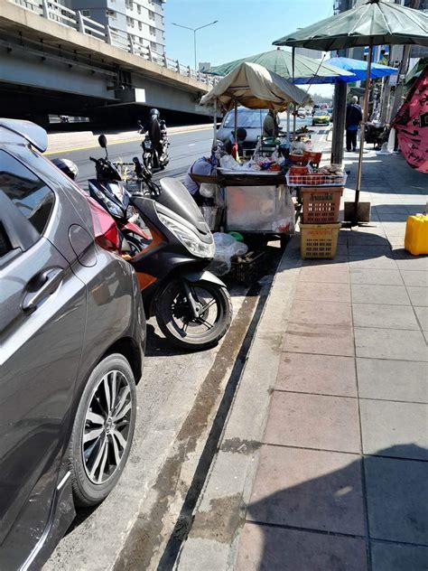 ผู้ว่าชัชชาติไม่แก้ปัญหาขายของริมฟุตบาท - Pantip