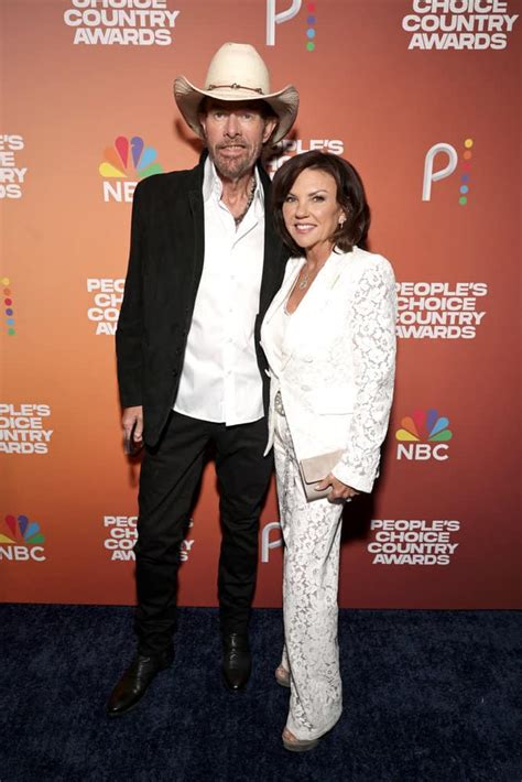 toby keith delivers emotion packed comeback performance at people s choice country awards