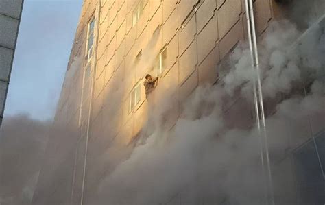 Man Takes Amazing Leap Of Faith To Jump Out Of Burning Building 29