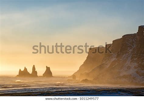 Reynisdrangar Rock Pillars Rising Ocean Reynisfjara Foto De Stock
