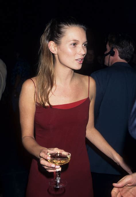 At 43 Kate Moss Still Rocks A Slip Dress Like No Other Style Année 90