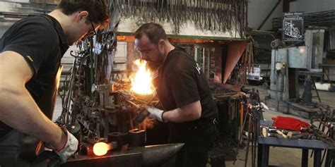 Depuis 24 ans, l'atelier continue la restauration et la création de ferronneries xviiie dans le respect du patrimoine bordelais. Landes : un ferronnier en fusion avec sa pièce d'acier ...