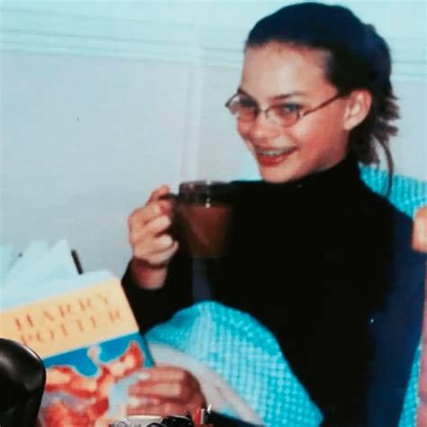Chema Ponze On Twitter Margot Robbie Con 13 Años Leyendo Harry Potter
