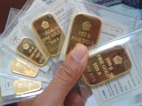 Emas antam dijual dengan harga rp1.054.000 per gram di butik logam mulia pulo gadung, jakarta, pada hari ini, kamis (6/8/2020). Jual EMAS ANTAM 5 GRAM di lapak Saudagar Darmawan salim_nawa