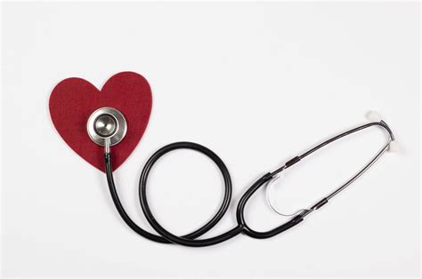 Stethoscope And Red Heart On White Background Creative Commons Bilder