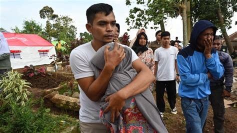Indonesia Quake Kills At Least 268 People