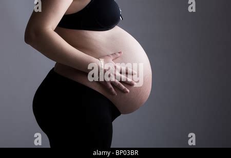 Hochschwangere Frau Mama Im Dritten Trimester Juckt Kratzer Ihrer Exponierten Beule Bauch Haut