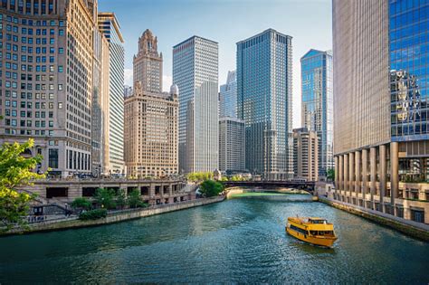 Our chicago river north hotel is a few blocks from the magnificent mile of michigan avenue, with the city's best shopping. Chicago River Tourboat Downtown Chicago Skyscrapers Stock Photo - Download Image Now - iStock