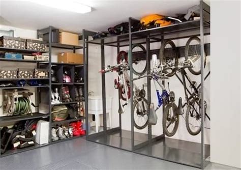 Vélo Suspendu Dans Un Garage Et étagère Dans Un Rangement Photography