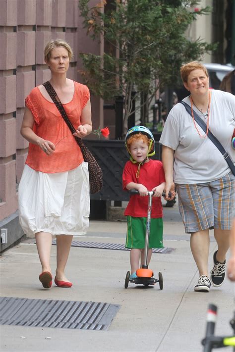 Vidéo Cynthia Nixon Et Sa Compagne Christine Marinoni Font La Gay Pride De New York Avec Leur