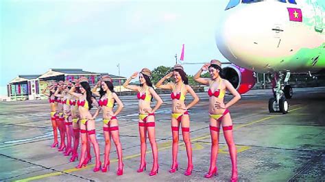 Aerolíneas Buscan Consentir A Sus Clientes Con Azafatas En Bikini El Gráfico Historias Y