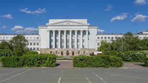 乌拉尔联邦大学中俄合作项目的学生进行毕业论文答辩 小狮座俄罗斯留学