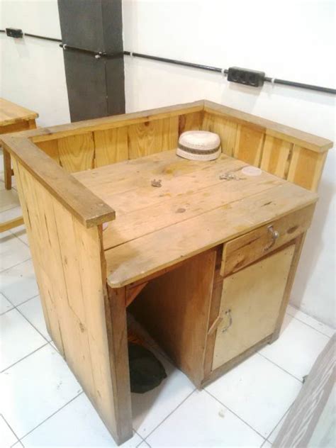 Meja kasir dengan ornamen kayu ini dapat digunakan pada segala jenis usaha, terutama usaha restoran atau butik. 31+ Meja Kasir Cafe Bekas, Paling Trend!