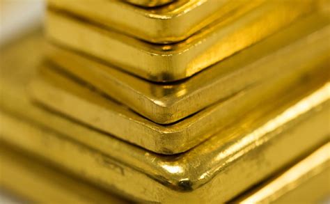 Gold Climbs as Expectations Firm for Super-Sized Fed Rate Hike