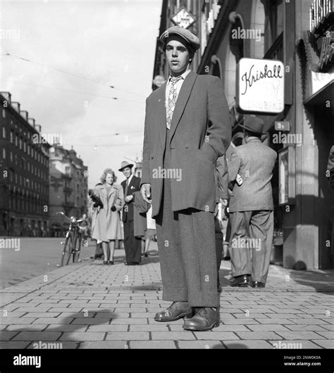Moda 1940s Un Joven Que Lleva El Típico Traje De Zoot Un Traje De