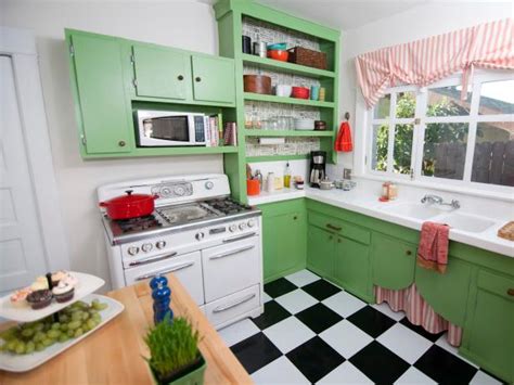 2020 yılında vintage kitchen floor bathroom ve 1 ile ev ve bahçe, ev dekorasyonu, işıklar ve aydınlatma, mobilya için popüler 1 trendleri. Vintage-Style Kitchen With Green Cabinets | HGTV