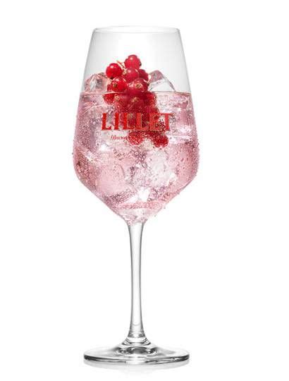 Schweppes russian wild berry set mit lillet blanc, frankreich. Lillet Berry mit Schweppes Russian Wild Berry und roten ...