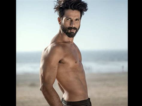 Shahid Kapoor Sets The Cyberspace Ablaze As He Shows Off His Washboard