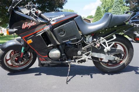 This light sporty bike, weighing over 300lbs has 36 hp and can easily reach a speed of 160 km/h. Black/red 1989 Kawasaki Ninja 600R - great for for sale on ...