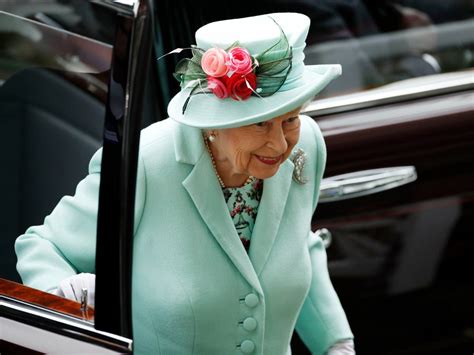 The Queen Arrives At Royal Ascot For First Time Since 2019 The Independent