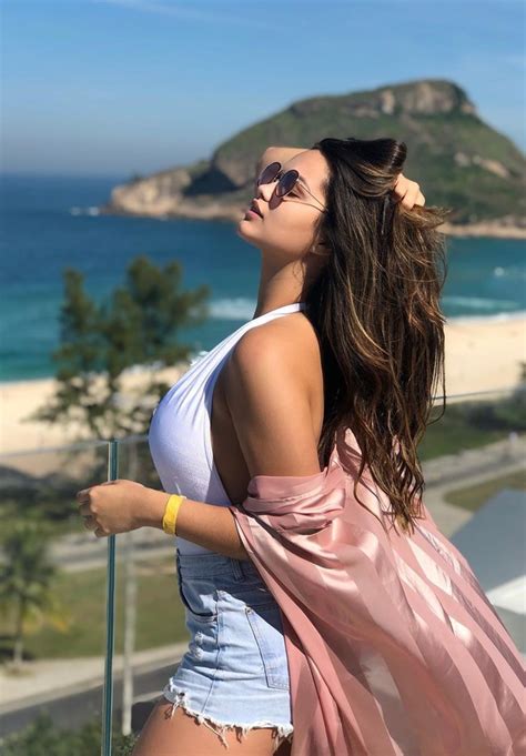 Suzanna Freitas Faz Pose Com O Mar Do Rio De Janeiro Ao Fundo Nem