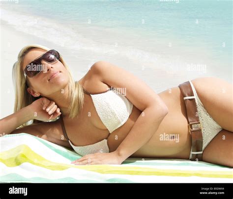 Frau Am Strand Sonnenbaden Stockfotos Und Bilder Kaufen Alamy