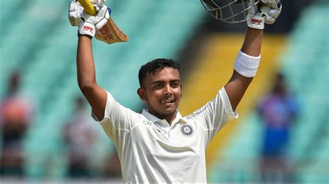 Prithvi shaw professional cricketer/ india 🇮🇳 twitter: Prithvi Shaw makes smashing debut, but former players have ...