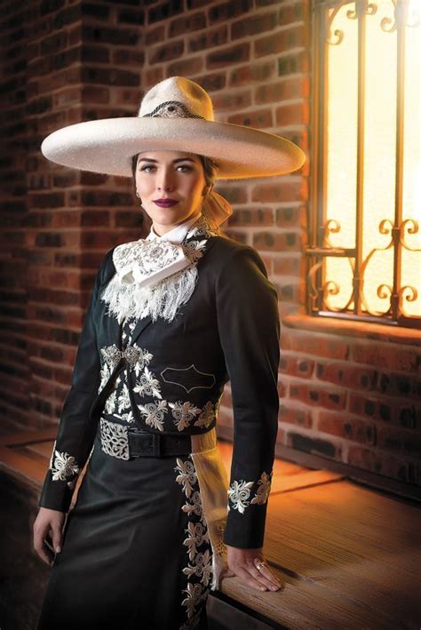 Mujer Vestida De Mariachi Mexican Fashion Mexican Outfit Mexican