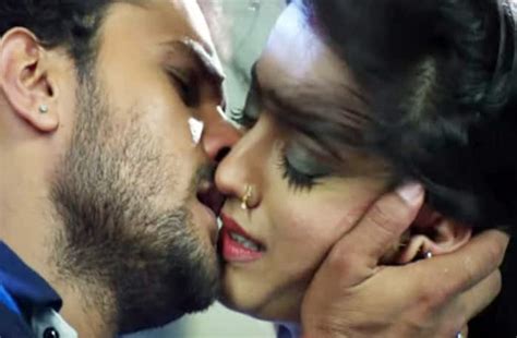 Khesari Lal Yadav Akshara Singhs Bold Kissing Scene