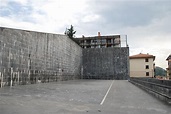 20140 Andoain, Gipuzkoa Spain (Goikoplaza Plaza 8) Left walled fronton ...